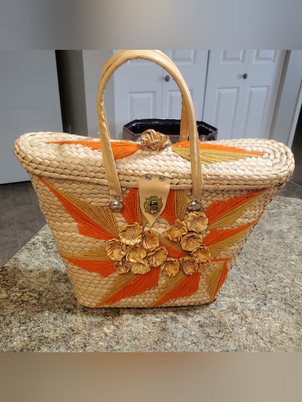 VINTAGE 60S/70S. STRAW WICKER BASKET BAG. ORANGE FLORAL 3D. TURN LOCK.